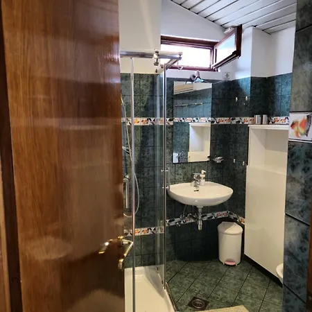 Private Townhouse Near Arena *