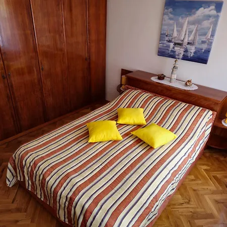 Private Townhouse Near Arena Apartment