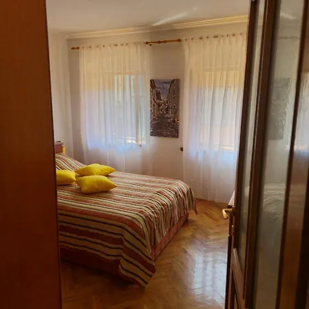 Private Townhouse Near Arena Pula