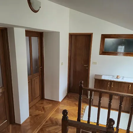 Private Townhouse Near Arena *