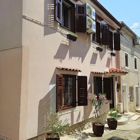 Private Townhouse Near Arena Apartment *