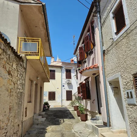 Private Townhouse Near Arena Apartment *
