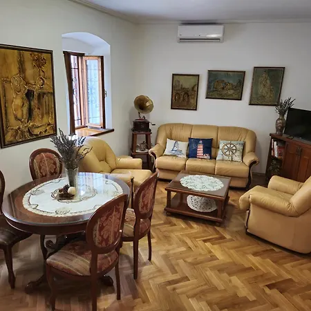 Private Townhouse Near Arena Apartment