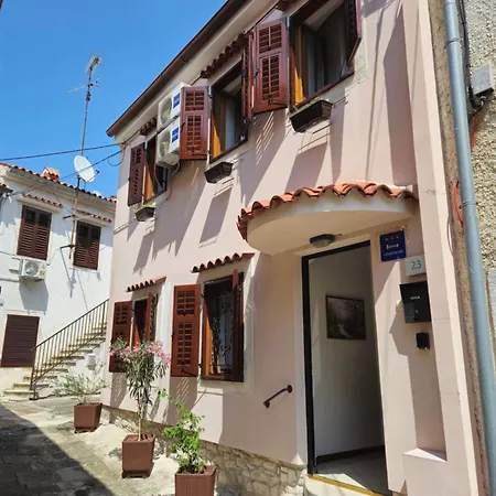 Private Townhouse Near Arena *