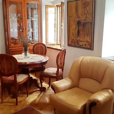 Private Townhouse Near Arena
