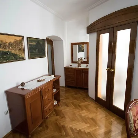 Private Townhouse Near Arena *